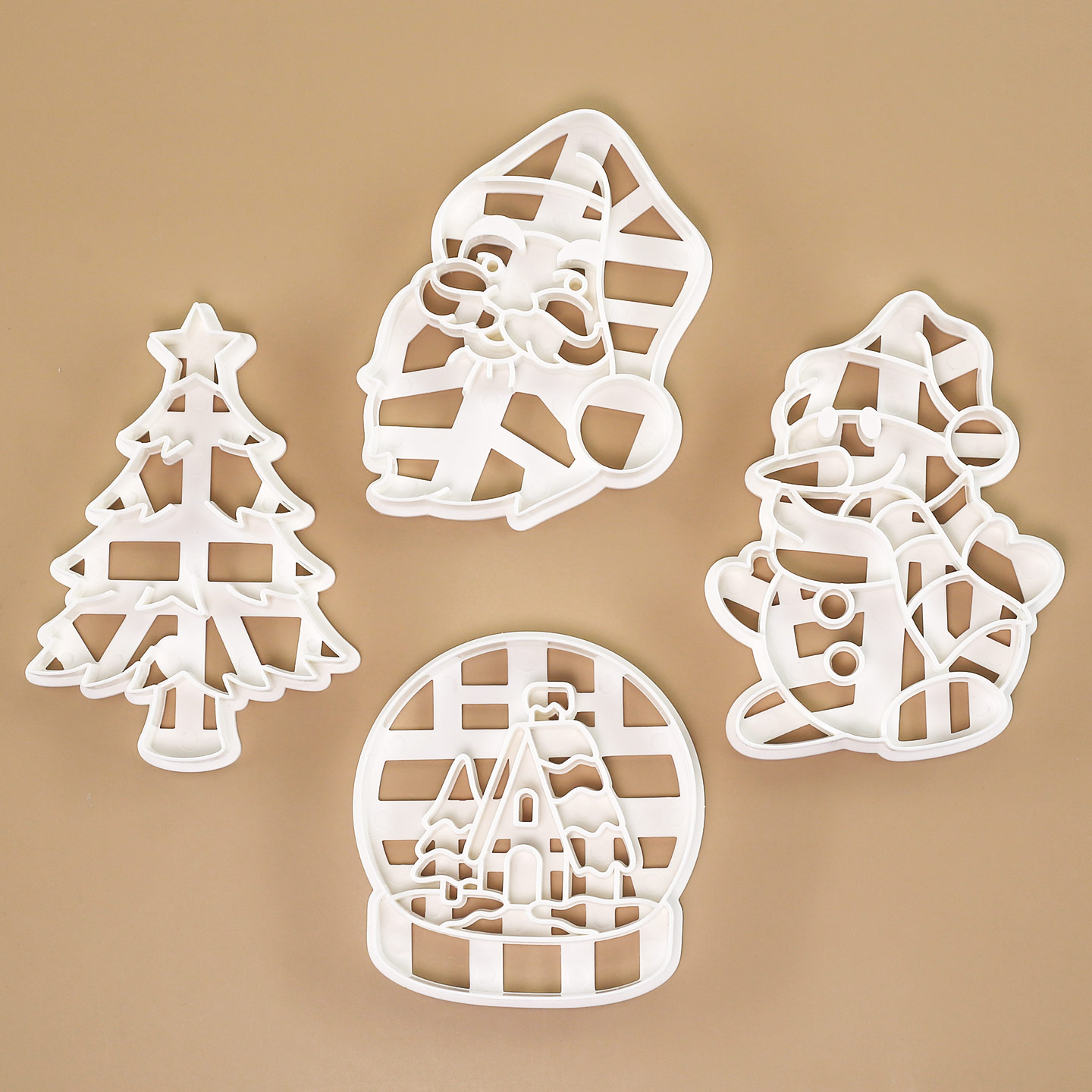 4 Pcs Christmas Cookie Cutter  - مراجعة Crystal Ball Decor وسعره